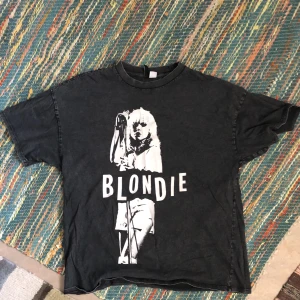 blondie tshirt - lite oversized tisha från h&m med blondie print, mjukt tyg och inte använd mer än ett få tal gånger 