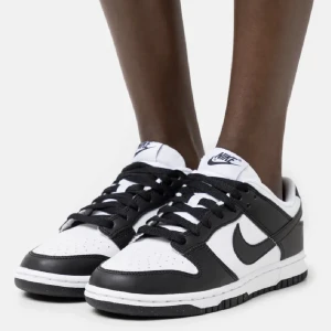 Nike sneakers  - Säljer mina Nike panda i storlek 40. Köpta för 1300kr, de är i fint skick och använda fåtalet gånger. För fler bilder på skorna är det bara att kontakta!💛