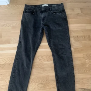 Svarta jeans  - Säljer de här gråsvarta jeansen för att de inte har kommit till användning   Hör av er om frågor 