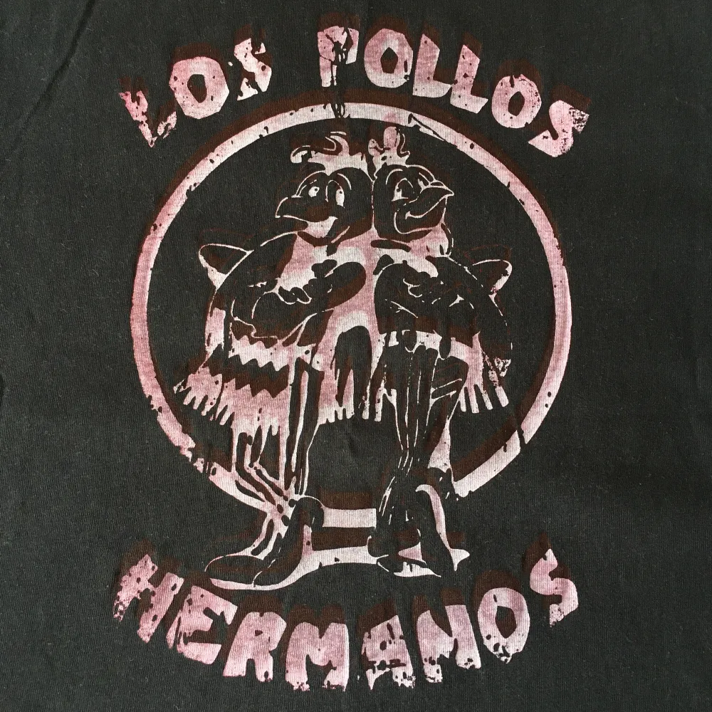 Unik T-shirt med handgjort ”Los Pollos Hermanos” tryck på!! (Trycket håller i tvätten, tvätta ut och in) trycket är vit/röd/rosa. T-shirts.