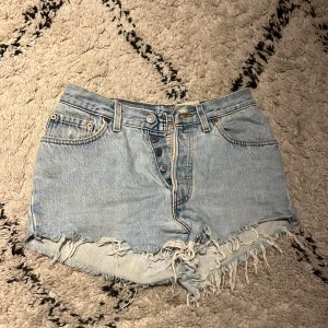 Jeansshorts - Säljer ett par Levis jeansshorts i storlek S/34💗💗
