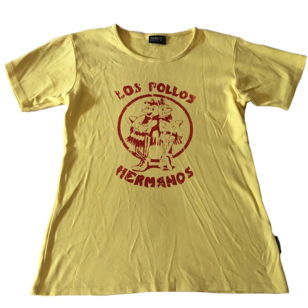 Unik T-shirt med handgjort ”Los Pollos Hermanos” tryck på!! 100% bomull (Trycket håller i tvätten, tvätta ut och in) passar S/M. T-shirts.