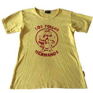 Unik T-shirt med handgjort ”Los Pollos Hermanos” tryck på!! 100% bomull (Trycket håller i tvätten, tvätta ut och in) passar S/M