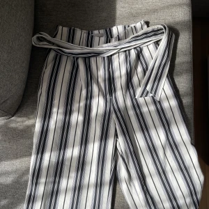 Kostymbyxor - Kostymbyxor randiga från H&M. Försiktigt använda.