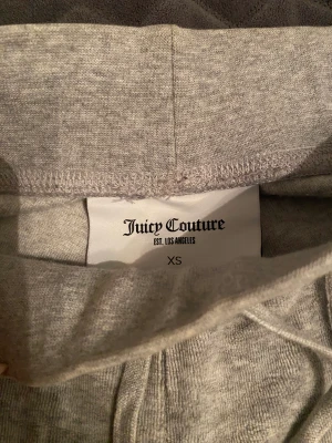 Juicy Couture byxor - Hej jag säljer ett par ljus gråa juicy byxor i storlek XS!💕skriv för flera bilder.