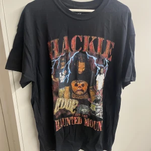 Hackle haunted mound t-shirt - Säljer min älskade hackle tröja. Köpt hösten 2022, använd färre än 5 gånger. Storlek L