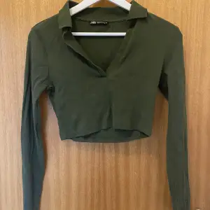 Säljer denna croppade tröjan i mörkgrön färg från Zara. Köpt för två år sedan men aldrig använd. I storlek M men sitter ganska tight, passar mig som har S vanligtvis.