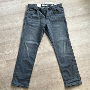 3 par fina jeans - De på första bilden är slimfit och helt oanvända i storlek 33/30 från märket Tom Tailor. De på andra bilden är från märket reign Italia och är i regular fit och storlek 33. De sista är från weekday och är i storlek 32/32, de är i regular fit. Fint skick!