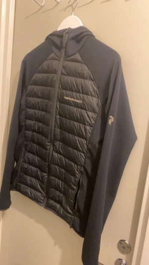 Peak performance cardigan  - En fin cardigan från peak bara använd ett få tal gånger helt fel fri skriv om du har frågor 