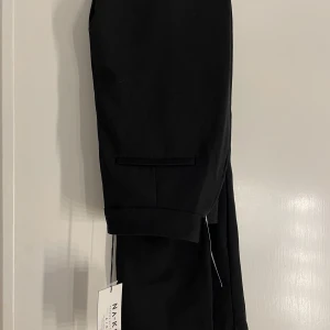 Kostymbyxor  - Kostymbyxor med slit i benet från Nakd. För långa för mig som är 165. Lapp kvar❤️