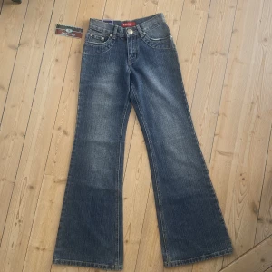 Lågmidjade jeans - Sjukt snygga lågmidjade utsvängda jeans i nyskick! Storlek W26L34💗 Skriv vid frågor. Kolla gärna in mina andra annonser🤩