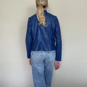 Blå bikerjacka  - Blå skinnjacka i jättebra skick💜