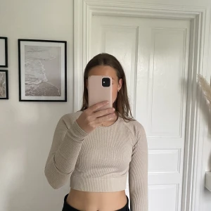 Aimm tröja  - Beige träningströja från Aimn med ribbat material. Fint skick och endast använd fåtal gånger🥰