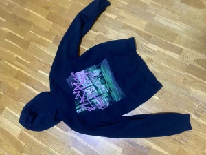 Svart hoodie med tryck på ryggen - Riktigt cool och snygg svart hoodie, köpt från zalando. Skick 8/10!  