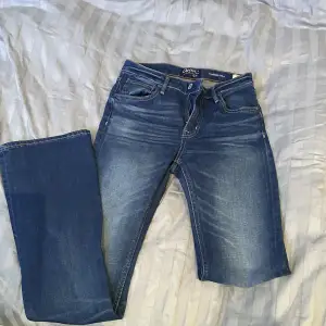 Snygga bootcut jeans från Crocker i storlek 27/32. Ny pris 799. Använda 1-2 gånger. Fint skick