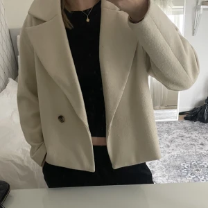 Beige kappa - Beige kappa från Vila, väl använd och är lite nopprig därav priset. Andra bilden skulle jag säga visar färgen bäst😊