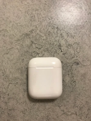 Gen 1 - Köpta 2022 funkar bra förutom vänstra med minskad volym.skal medföljer 