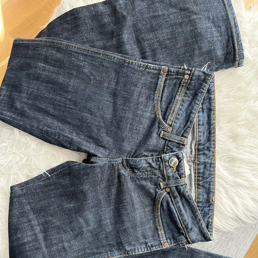 Snygga lågmidjade bootcut wrangler jeans oanvända. Säljer då de inte passa. Coola fickor, pris kan diskuteras vid snabb affär. . Jeans & Byxor.