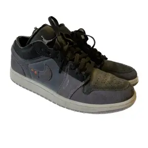 Säljer Nike Air Jordan 1 Low SE Craft, storlek 43. Inga stora defekter - haft creaseskydd sen inköp.