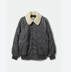 Weekday Gaius Bomber, stl XL - Nypris 1300kr. Gaius Bomberjacka, färgen heter off-black och upplevs som grå med sherpakrage. Stl XL men snygg för L som oversize. Alla lappar kvar, oanvänd alltså. 