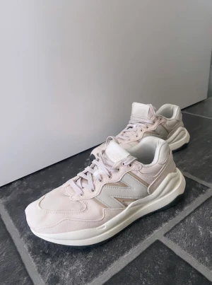 New Balance  -  Säljer dessa otroligt fina NB skorna. I jättebra bra skick. Priset kan diskuteras vid snabb affär.