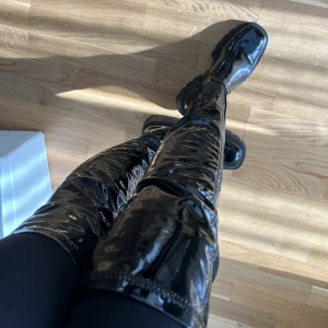 Stövlar  - Passar mig som brukar ha 36,5-37 i skostorlek plus med tjocka strumpor. Ganska stora i storlek.