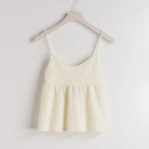 LINNE MED ÖPPEN RYGG - Så snyggt linne💞 Köpte det i somras på Gina tricot för 280kr Säljs pga att jag ej trivs i öppen rygg, samt bara använd 1 gång!! Lånade bilder, men kan självklart skicka på varan privat💞 Pris kan diskuteras💕