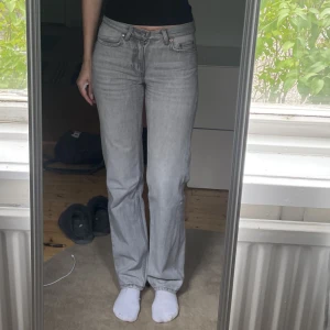 Lågmidjade jeans  - säljer för väldigt bra pris