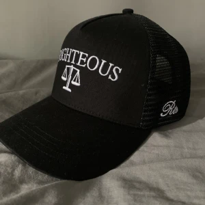 Righteous keps  - Helt ny Righteous keps, riktigt fett och snygg. Inköpt för någon månad sedan för 500kr aldrig kommit till användning. 