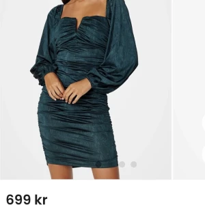 Klänning - Mörkgrön Klänning med ballongärmar, dold dragkedja på sidan, använd 1 gång