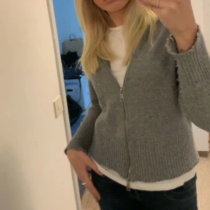 Stickad zip - Säljer denna då den inte kommer till användning!