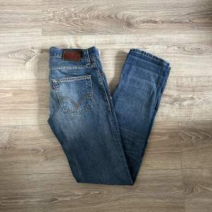 Ett par jeans i absolut topp skick och som dessutom har en extremt snygg tvätt. Nypriset på dessa jeans ligger på runt 1000kr, hör av er vid intresse eller vid minsta lilla fråga!