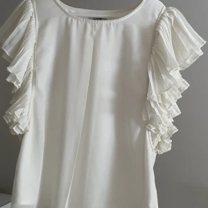 Blus - Jättefin vit blus köpt på sellpy men har inte kommit till användning då mycket💗