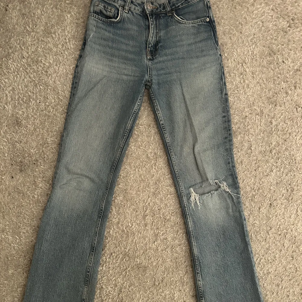 Säljer ett par low/midwaist bootcut jeans i ljusblå ifrån gina tricot💕 benen är utsvängda och var trasiga längst ner från början! . Jeans & Byxor.