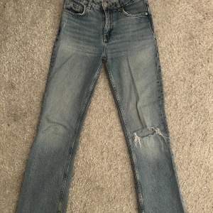 Säljer ett par low/midwaist bootcut jeans i ljusblå ifrån gina tricot💕 benen är utsvängda och var trasiga längst ner från början! 