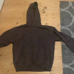 Brun hoddie  - En brun hoddie använt 1 gång de är väldigt stor i storleken kan nästan säga att de är en ocersides hoddie (vet inte hur de stavas men hopps att ni fattar. 