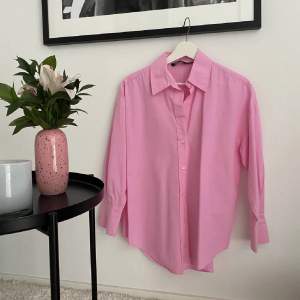 Säljer denna jätte fina rosa skjorta från zara💕