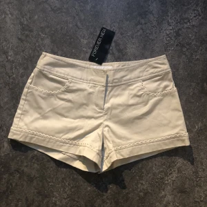 Beige shorts  - NY! Med prislapp! Beige shorts från märket Forever New. Nypris: 571:-