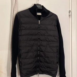 Moncler jacka - Moncler cardigan i storlek S. Väldigt god skick använd endast ett fåtals gånger.