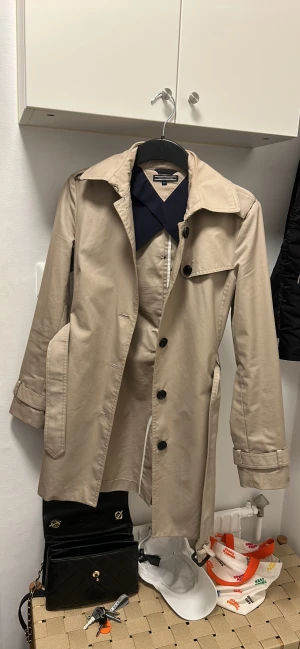 Tommy Hilfiger kappa  - Endast använda vid fåtal tillfällen! Skick är som nytt,  Först till kvarn, frakt tillkommer.  Finns upplagd på fler sidor  Pris kan diskuteras vid snabb affär 