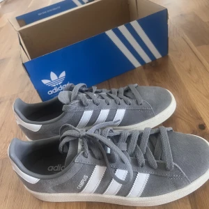Helt nya adidas skor - Helt nya adidas skor i storlek 40. Aldrig använda. Kvitto finns.  Ordinarie pris: 899kr