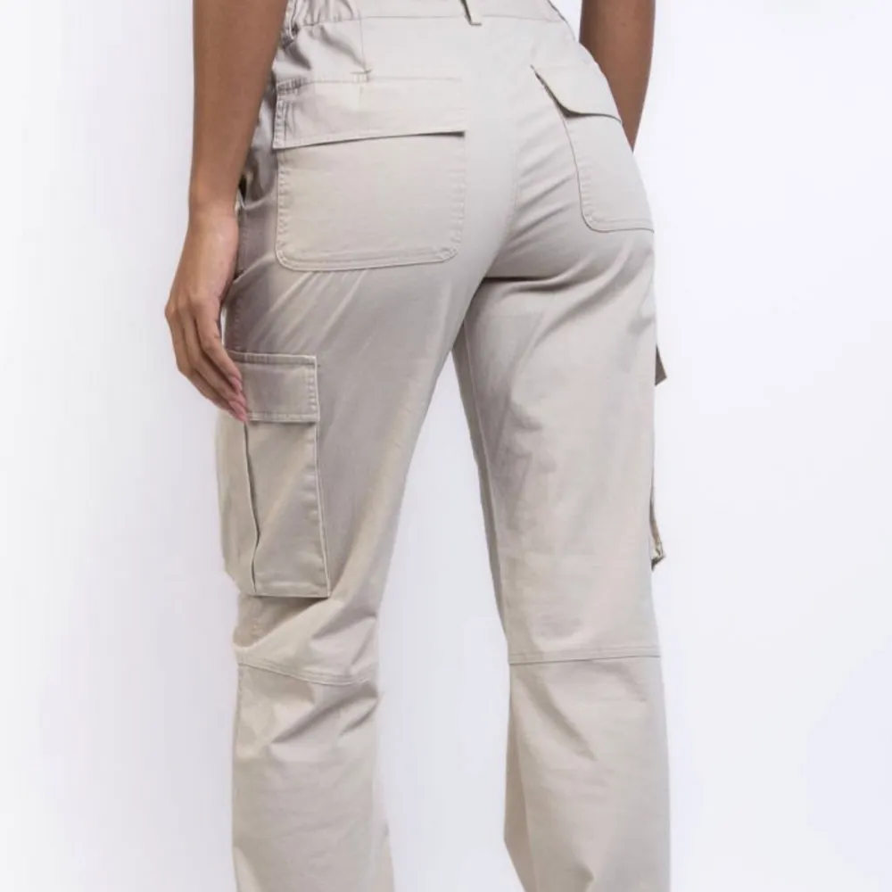 Midwaist cargopants från Madlady! Storlek 38/short, använda 2 gånger men som nya! Inköpspris är 650kr men säljer för 120kr🩷 . Jeans & Byxor.