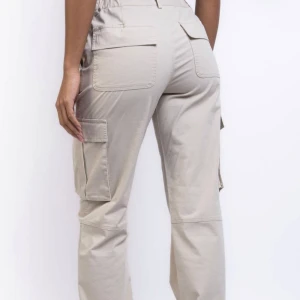 Midwaist cargopants - Midwaist cargopants från Madlady! Storlek 38/short, använda 2 gånger men som nya! Inköpspris är 650kr men säljer för 120kr🩷 