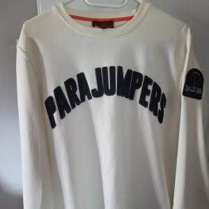 Fin Parajumpers tröja i storlek Medium fast passar lika bra på den som har Small också.   I väldigt bra skick bara använd under fåtal tillfällen.  Kan gå ner i pris vid snabbaffär!