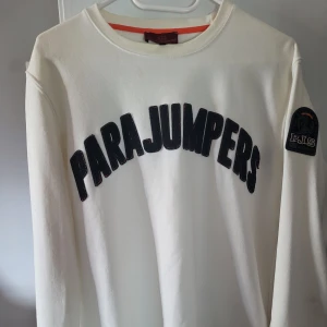 Parajumpers Sweatshirt / Hoodie - Fin Parajumpers tröja i storlek Medium fast passar lika bra på den som har Small också.   I väldigt bra skick bara använd under fåtal tillfällen.  Kan gå ner i pris vid snabbaffär!