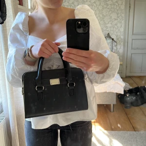 Väska - Säljer nu denna söta väskan från Ur och Penn, köpt tre år sedan men kommer inte till användning. Nypris 199kr. Finns långt band. Sparsamt använd, fint skick🩵