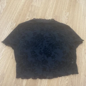 Genomskinlig t-shirt med blommor - T-shit genomskinlig med blommor