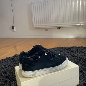 Axel Arigato skor - Ett par riktig feta arigato skor. Kom med prisförslag! Skorna är använda en del och är i okej skick. Går att göra rent med rätt rengöringsmedel.⭐️