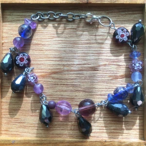 Armband  - Egengjort armband med blåa och lila pärlor 18 cm som minns, justerbar upp till 3,5 cm