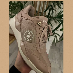 Guess sneakers  - Så snygga skor från Guess i storlek 40🤍Bekväm modell med lite höjd 🥰Nypris 1300. Tyvärr har mörka strumpor gjort att de blivit missfärgade i (tryck på kontakta så kan jag visa fler bilder, går tyvärr inte att lägga ut mer än 3 bilder i annonsen) 